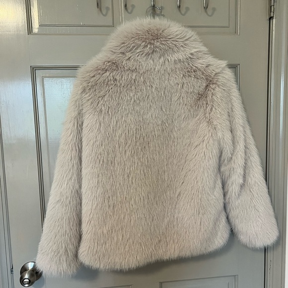 NEW Zara Women's Gray and Cream Faux Fur Coat Jacket Size Small - Picture 3 of 3